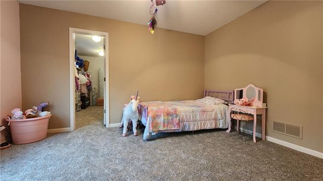 10202 NW RIVER HILLS Drive, Parkville, MO 64152