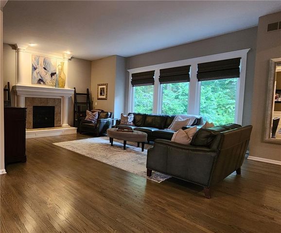 10202 NW RIVER HILLS Drive, Parkville, MO 64152