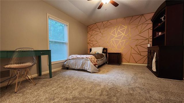 10202 NW RIVER HILLS Drive, Parkville, MO 64152