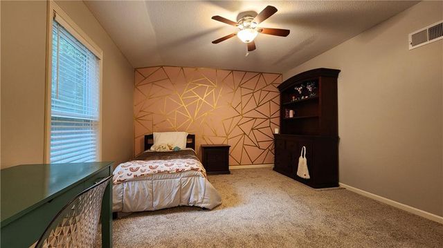 10202 NW RIVER HILLS Drive, Parkville, MO 64152