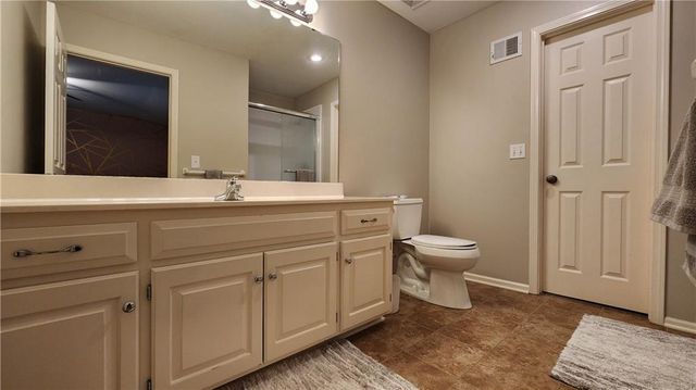 10202 NW RIVER HILLS Drive, Parkville, MO 64152