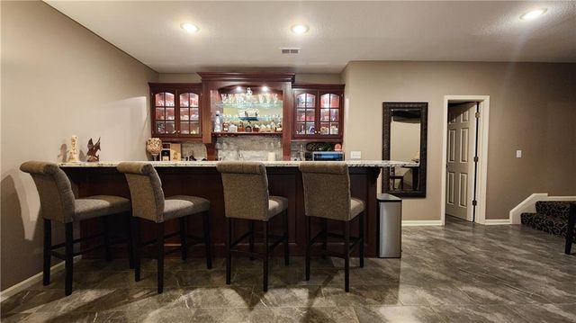 10202 NW RIVER HILLS Drive, Parkville, MO 64152