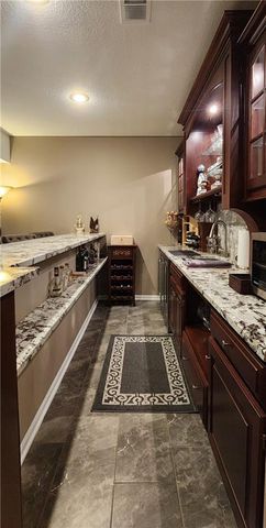 10202 NW RIVER HILLS Drive, Parkville, MO 64152
