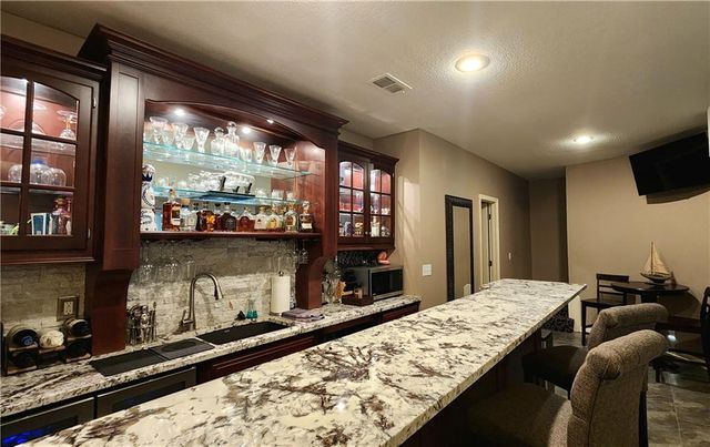 10202 NW RIVER HILLS Drive, Parkville, MO 64152