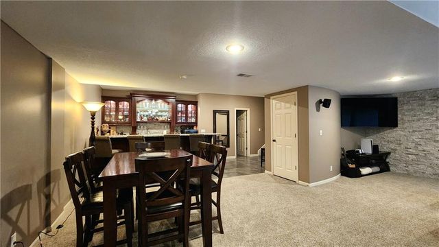 10202 NW RIVER HILLS Drive, Parkville, MO 64152