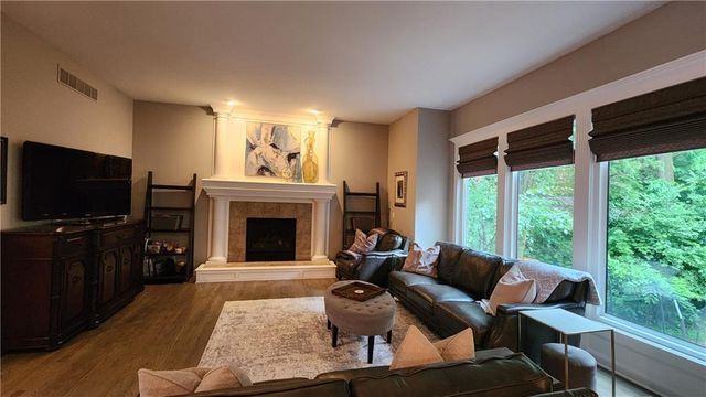 10202 NW RIVER HILLS Drive, Parkville, MO 64152