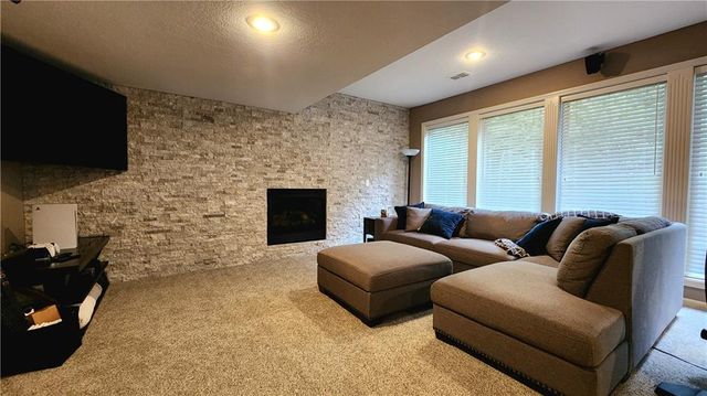 10202 NW RIVER HILLS Drive, Parkville, MO 64152