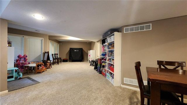 10202 NW RIVER HILLS Drive, Parkville, MO 64152