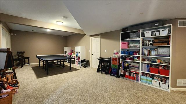10202 NW RIVER HILLS Drive, Parkville, MO 64152
