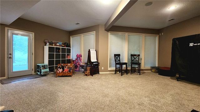 10202 NW RIVER HILLS Drive, Parkville, MO 64152