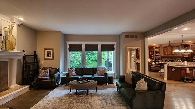 10202 NW RIVER HILLS Drive, Parkville, MO 64152