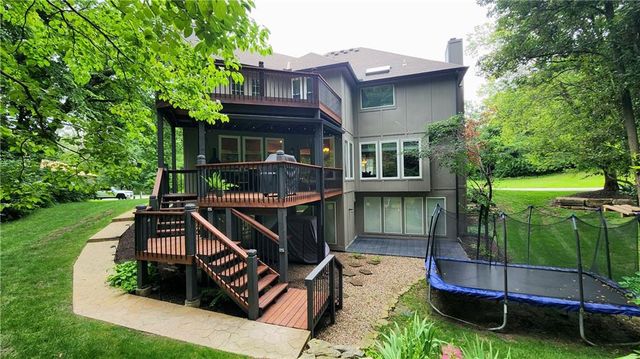 10202 NW RIVER HILLS Drive, Parkville, MO 64152