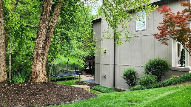 10202 NW RIVER HILLS Drive, Parkville, MO 64152