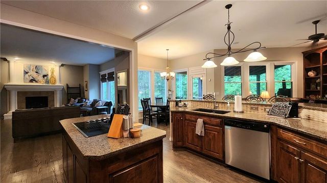 10202 NW RIVER HILLS Drive, Parkville, MO 64152