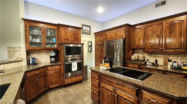 10202 NW RIVER HILLS Drive, Parkville, MO 64152