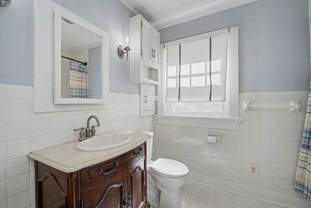 242 Lonsdale Avenue 242 Lonsdale Avenue, Oakwood, OH 45419