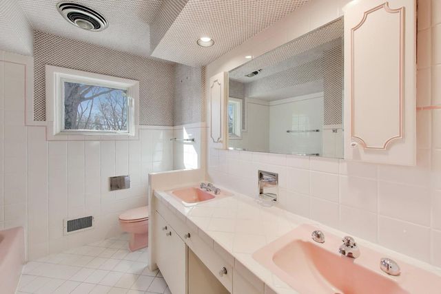 754 Woodridge Lane, Glencoe, IL 60022