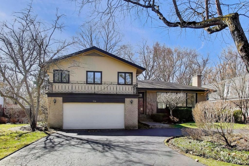 754 Woodridge Lane, Glencoe, IL 60022