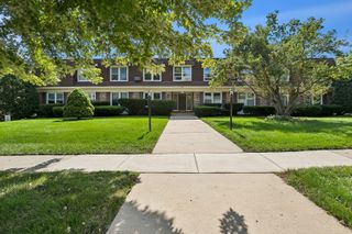 350 Brainerd Avenue 1B, Libertyville, IL 60048