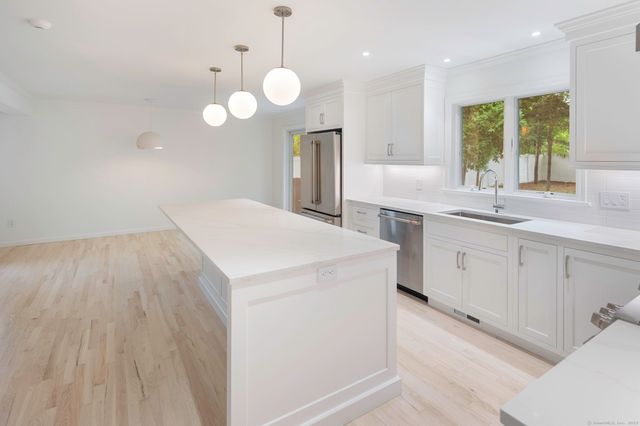 10 Holly Cove Circle, Stamford, CT 06902
