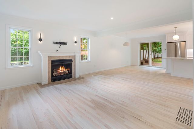 10 Holly Cove Circle, Stamford, CT 06902