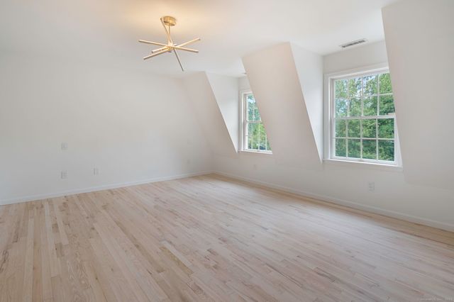 10 Holly Cove Circle, Stamford, CT 06902