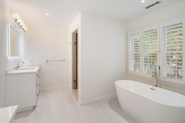 10 Holly Cove Circle, Stamford, CT 06902