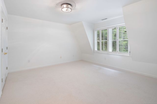 10 Holly Cove Circle, Stamford, CT 06902