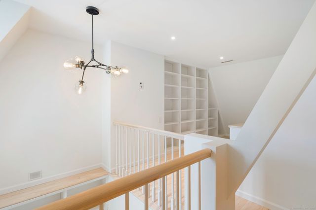 10 Holly Cove Circle, Stamford, CT 06902