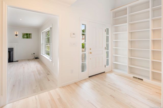 10 Holly Cove Circle, Stamford, CT 06902