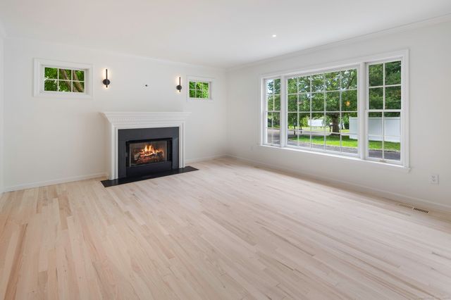 10 Holly Cove Circle, Stamford, CT 06902