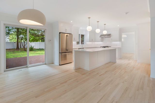 10 Holly Cove Circle, Stamford, CT 06902