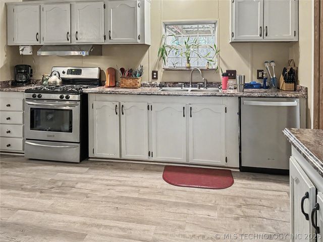 15520 N Clear Creek Road, Hulbert, OK 74441