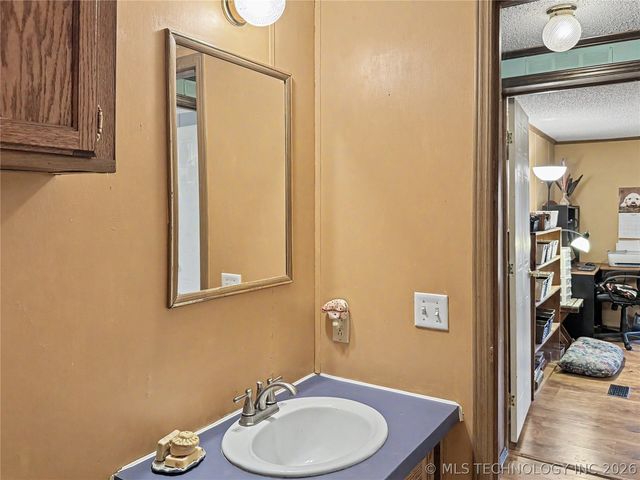 15520 N Clear Creek Road, Hulbert, OK 74441