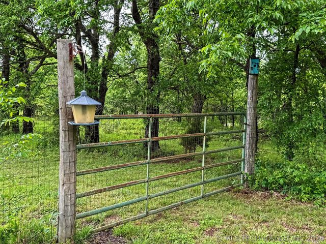 15520 N Clear Creek Road, Hulbert, OK 74441