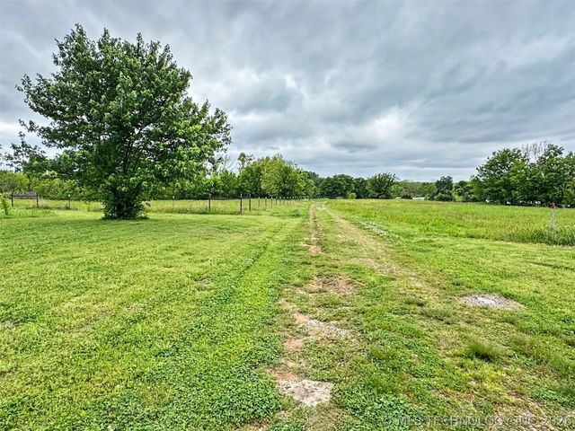 15520 N Clear Creek Road, Hulbert, OK 74441