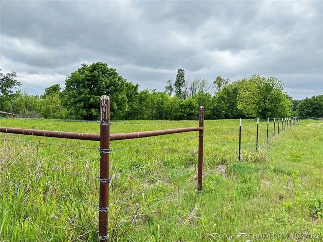 15520 N Clear Creek Road, Hulbert, OK 74441