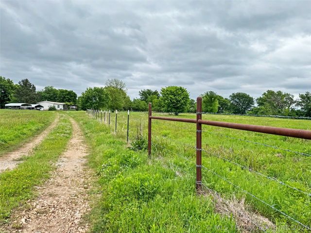 15520 N Clear Creek Road, Hulbert, OK 74441