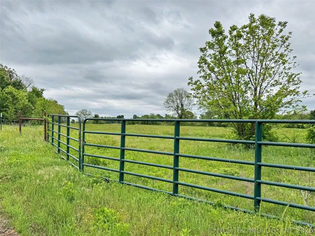 15520 N Clear Creek Road, Hulbert, OK 74441