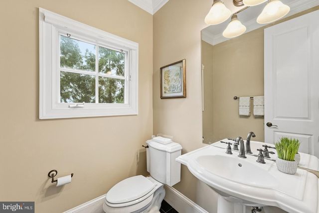 4462 MACARTHUR BLVD NW, Washington, DC 20007