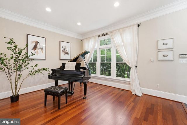 4462 MACARTHUR BLVD NW, Washington, DC 20007