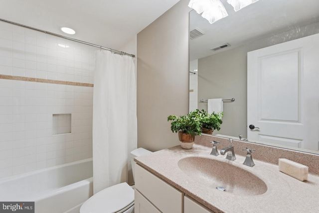4462 MACARTHUR BLVD NW, Washington, DC 20007