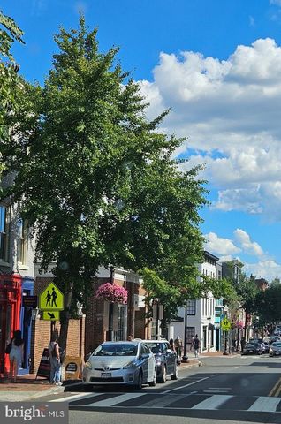 4462 MACARTHUR BLVD NW, Washington, DC 20007
