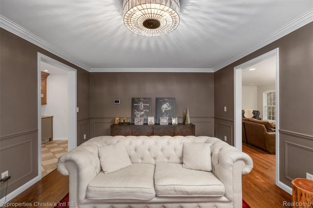 1059 Berkshire Road, Grosse Pointe, MI 48230