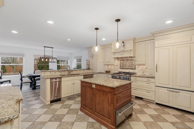 1059 Berkshire Road, Grosse Pointe, MI 48230