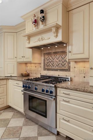 1059 Berkshire Road, Grosse Pointe, MI 48230