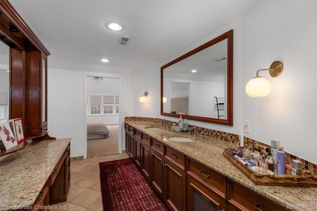 1059 Berkshire Road, Grosse Pointe, MI 48230