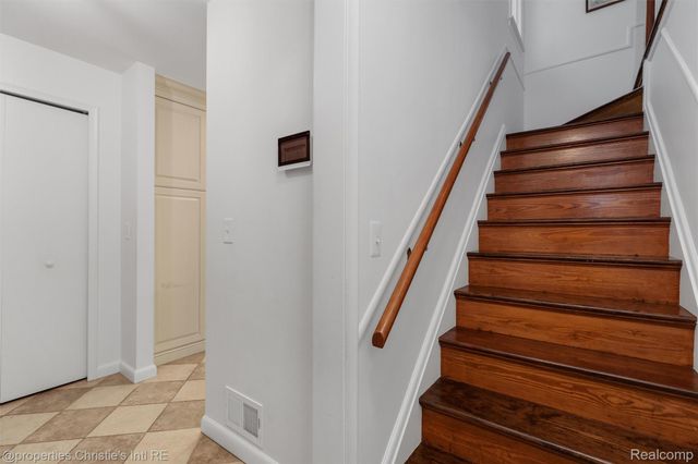 1059 Berkshire Road, Grosse Pointe, MI 48230