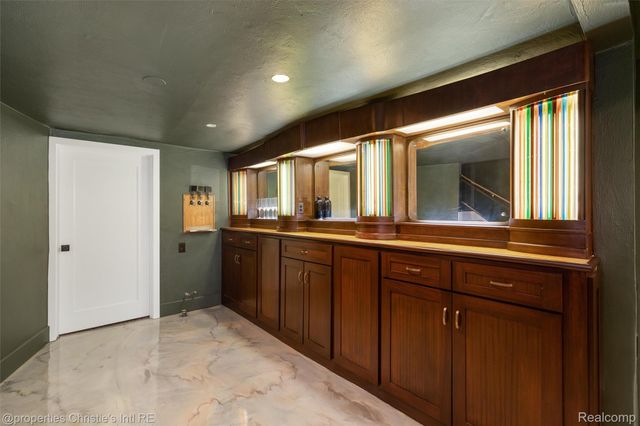 1059 Berkshire Road, Grosse Pointe, MI 48230