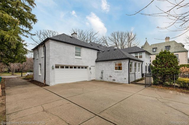 1059 Berkshire Road, Grosse Pointe, MI 48230